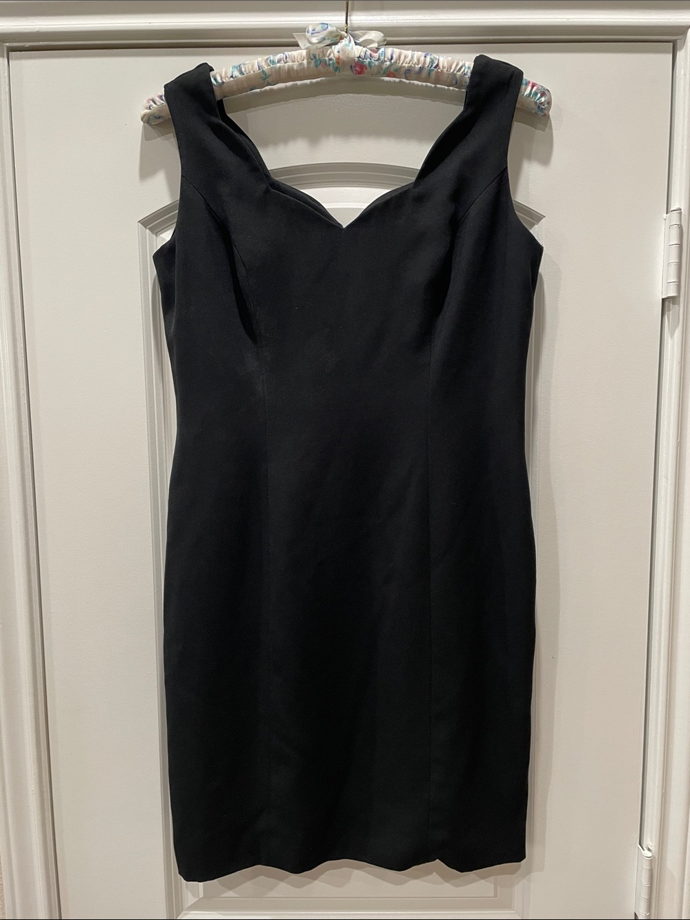 Casual Corner lil Black Sheath Dress with Sweetheart scalloped Neckline SZ 10